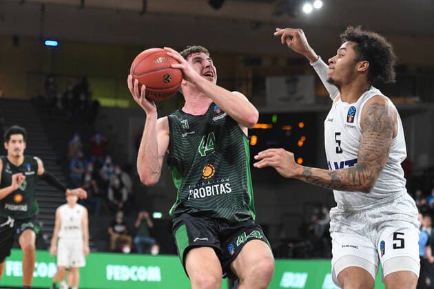 Basketball I Men I 2021 2022 Season I Eurocup I 11 Matchday I Hamburg Towers Joventut Badalona I 26 01 2022 FERRAN BASSAS 20, JOVENTUT BADALONA tracked by Zachary Brown 1, Small Forward, Hamburg Towers Hamburg edel optics de Arena Hamburg Germany Copyright: xLobeca AndreasxHannigx