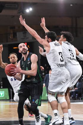 Basketball I Mens I 2021 2022 Season I Eurocup I 11 Matchday I Hamburg Towers Joventut Badalona I 26 01 2022 Pau RIBAS 4, JOVENTUT BADALONA vs Maximilian DiLeo 3, Shooting Guard, Hamburg Towers and Caleb Homesley 5, Shooting Guard, Hamburg Towers Hamburg edel optics de Arena Hamburg Germany Copyright: xLobeca AndreasxHannigx