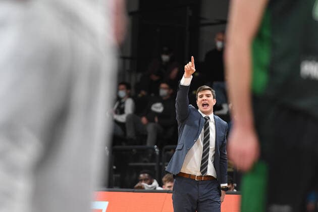 Basketball I Men I Season 2021 2022 I Eurocup I 11 Matchday I Hamburg Towers Joventut Badalona I 26 01 2022 Pedro Calles Head Coach, Hamburg Towers Hamburg edel optics de Arena Hamburg Germany Copyright: xLobeca AndreasxHannigx