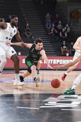 Basketball I men I 2021 2022 season I Eurocup I 11 matchday I Hamburg Towers Joventut Badalona I 26 01 2022 FERRAN BASSAS 20, JOVENTUT BADALONA loses the ball Hamburg edel optics de Arena Hamburg Germany Copyright: xLobeca AndreasxHannigx