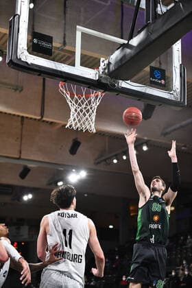 Basketball I Men I Season 2021 2022 I Eurocup I 11 Matchday I Hamburg Towers Joventut Badalona I 26 01 2022 Maik Kotsar 11, Center, Hamburg Towers against ANTE TOMIC 88, JOVENTUT BADALONA Hamburg edel optics de Arena Hamburg Germany Copyright: xLobeca AndreasxHannigx