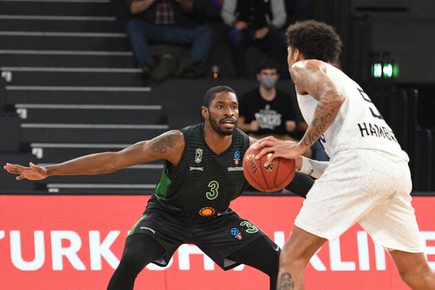 Basketball I Men I 2021 2022 Season I Eurocup I 11 Matchday I Hamburg Towers Joventut Badalona I 26 01 2022 PAUL BRANDON 3, JOVENTUT BADALONA blocks Caleb Homesley 5, shooting guard, Hamburg Towers the way Hamburg edel optics de Arena Hamburg Germany Copyright: xLobeca AndreasxHannigx