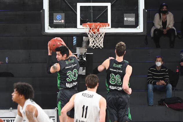 Basketball I men I 2021 2022 season I Eurocup I 11 matchday I Hamburg Towers Joventut Badalona I 26 01 2022 DEREK WILLIS 30, JOVENTUT BADALONA and ANTE TOMIC 88, JOVENTUT BADALONA save from Maik Kotsar 11, center, Hamburg Towers Hamburg edel optics de Arena Hamburg Germany Copyright: xLobeca AndreasxHannigx