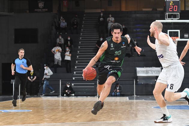 Basketball I Men I Season 2021 2022 I Eurocup I 11 Matchday I Hamburg Towers Joventut Badalona I 26 01 2022 DEREK WILLIS 30, JOVENTUT BADALONA vs Robin Christen 8, Small Forward, Hamburg Towers Hamburg edel optics de Arena Hamburg Germany Copyright: xLobeca AndreasxHannigx