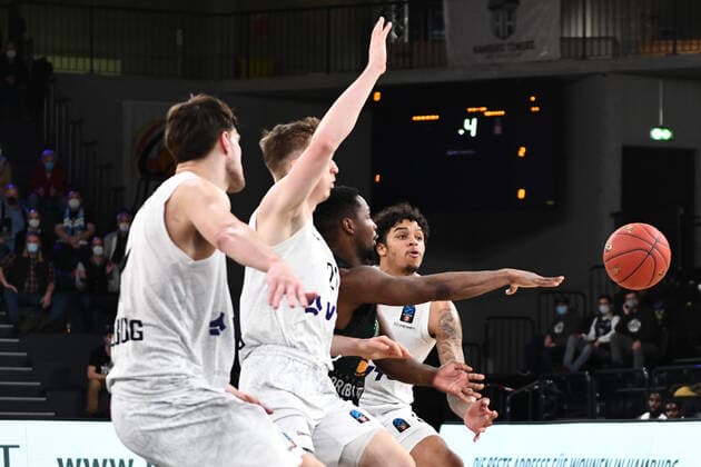 Basketball I Men I 2021 2022 Season I Eurocup I 11 Matchday I Hamburg Towers Joventut Badalona I 26 01 2022 ANDRES FELIZ 22, JOVENTUT BADALONA vs Caleb Homesley 5, Shooting Guard, Hamburg Towers Hamburg edel optics de Arena Hamburg Germany Copyright: xLobeca AndreasxHannigx