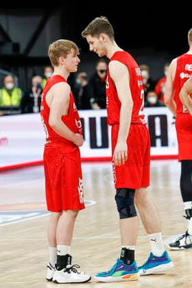 left Kristian Ortelli Brose Bamberg, 30 , with 15 years, 10 months and 28 days the youngest Bundesliga player ever right Lukas Passarge Brose Bamberg, 29 , also only 17 years old Brose Bamberg s oliver Würzburg Wuerzburg easyCredit BBL Basketball Bundesliga Saison 2021 22 Spieltag 16, 26 01 2022 Bamberg, Brose Arena Copyright: DanielxLöb