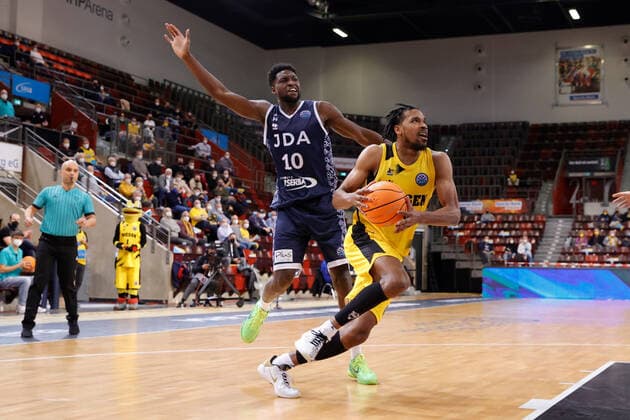 Ludwigsburg , Basketball Champions League MHP Riesen Ludwigsburg vs JDA Dijon , from left Jaques Alingue Dijon Justin Simon Riesen