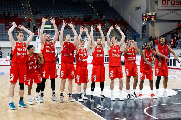 Bamberg jubilation vlnr Lukas Passarge Brose Bamberg, 29 Justin Robinson Brose Bamberg, 12 Martinas Geben Brose Bamberg, 22 Christian Sengfelder Brose Bamberg, 43 Kristian Ortelli Brose Bamberg, 30 Tomas Kyzlink Brose Bamberg, 77 Omar Prewitt Brose Bamberg, 04 Marvin Omuvwie Brose Bamberg, 11 Shannon Scott Brose Bamberg, 07 Akil Mitchell Brose Bamberg, 08 Brose Bamberg s oliver Würzburg Wuerzburg easyCredit BBL Basketball Bundesliga Saison 2021 22 Spieltag 16, 26 01 2022 Bamberg, Brose Arena Copyright: DanielxLöb