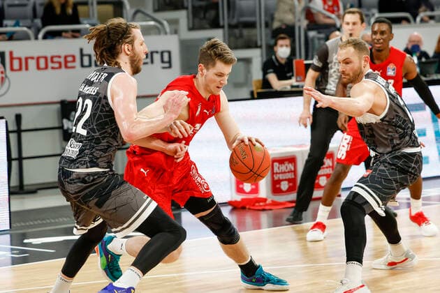 Center Lukas Passarge Brose Bamberg, 29 , left Craig Moller s oliver Würzburg, 22 right Felix Hoffmann s oliver Würzburg, 34 Brose Bamberg s oliver Würzburg Wuerzburg easyCredit BBL Basketball Bundesliga Saison 2021 22 Spieltag 16, 26 01 2022 Bamberg, Brose Arena Copyright: DanielxLöb