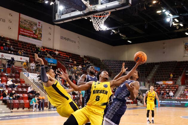 Ludwigsburg , Basketball Champions League MHP Riesen Ludwigsburg vs JDA Dijon , from left Jonathan Bähre Giant James Woodard Giant Chase Simon Dijon