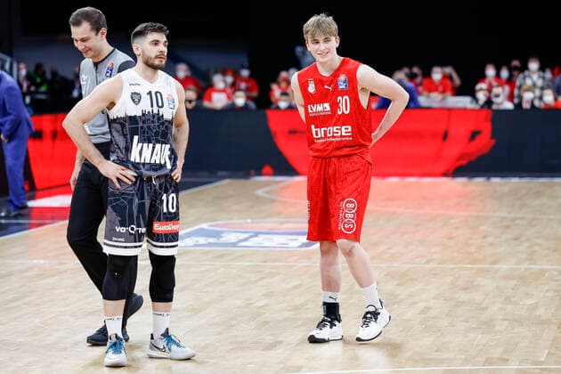 right Kristian Ortelli Brose Bamberg, 30 , with 15 years, 10 months and 28 days the youngest Bundesliga player ever left Luciano Parodi s oliver Würzburg, 10 Brose Bamberg s oliver Würzburg Wuerzburg easyCredit BBL Basketball Bundesliga Saison 2021 22 Spieltag 16, 26 01 2022 Bamberg, Brose Arena Copyright: DanielxLöb