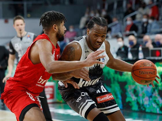 26 01 2022, Basketball, BBL, Hauptrunde, Brose Bamberg s Oliver Wuerzburg, GER, Bamberg, Brose Arena Picture from left Marvin Omuvwie Brose Bamberg and William Buford s Oliver Wuerzburg Copyright: HMBxMedia xHeikoxBecker