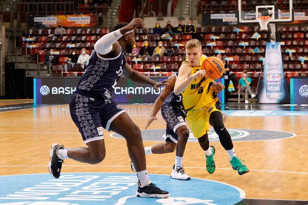 Ludwigsburg , Basketball Champions League MHP Riesen Ludwigsburg vs JDA Dijon , from left Gavin Ware Dijon Johannes Patrick Riesen