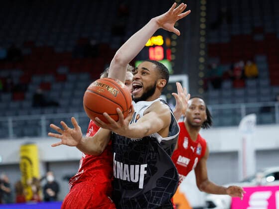 26 01 2022, Basketball, BBL, Hauptrunde, Brose Bamberg s Oliver Wuerzburg, GER, Bamberg, Brose Arena Picture from left Tomas Kyzlink Brose Bamberg and Cameron Hunt s Oliver Wuerzburg Copyright: HMBxMedia xHeikoxBecker
