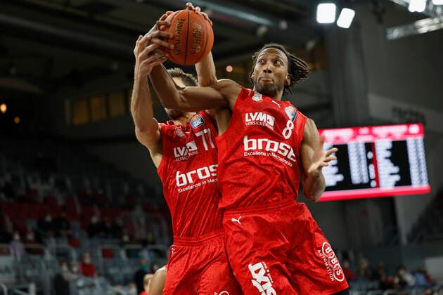 26 01 2022, Basketball, BBL, Hauptrunde, Brose Bamberg s Oliver Wuerzburg, GER, Bamberg, Brose Arena Picture from left Tomas Kyzlink Brose Bamberg and Akil Mitchell Brose Bamberg Copyright: HMBxMedia xHeikoxBecker
