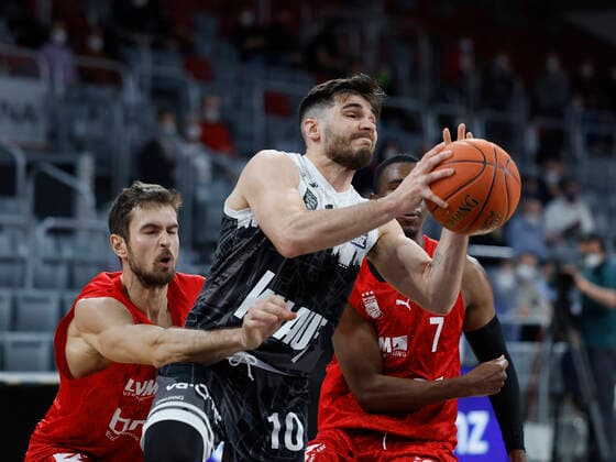 26 01 2022, Basketball, BBL, Hauptrunde, Brose Bamberg s Oliver Wuerzburg, GER, Bamberg, Brose Arena Picture from left Tomas Kyzlink Brose Bamberg , Luciano Parodi s Oliver Wuerzburg and Shannon Scott Brose Bamberg Copyright: HMBxMedia xHeikoxBecker