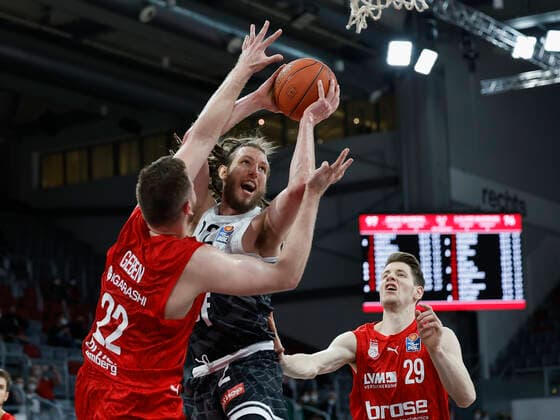 26 01 2022, Basketball, BBL, Hauptrunde, Brose Bamberg s Oliver Wuerzburg, GER, Bamberg, Brose Arena Picture from left Martinas Geben Brose Bamberg , Craig Moller s Oliver Wuerzburg und Lukas Passarge Brose Bamberg Copyright: HMBxMedia xHeikoxBecker