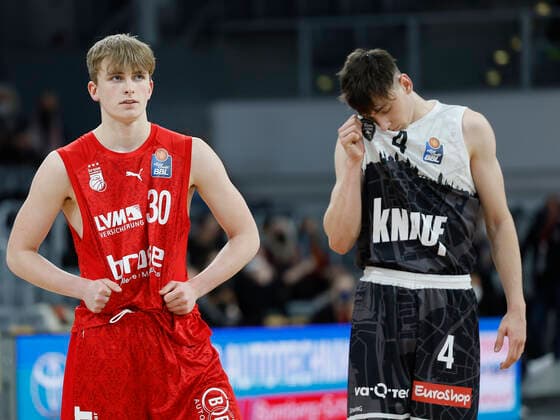 26 01 2022, Basketball, BBL, Hauptrunde, Brose Bamberg s Oliver Wuerzburg, GER, Bamberg, Brose Arena Picture from left Kristian Ortelli Brose Bamberg and Julius Boehmer s Oliver Wuerzburg Copyright: HMBxMedia xHeikoxBecker