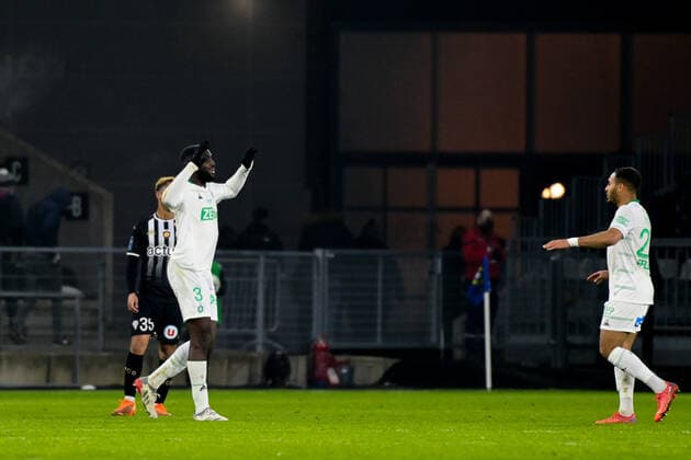 Fin du match - Joie des joueurs de l equipe Saint Etienne apres sa victoire - Mickael NADE ( 3 - Saint Etienne ) - Yvann Macon ( 27 - Saint Etienne ) - FOOTBALL : Angers vs Saint Etienne - Ligue 1 - Angers - 26 01 2022 FedericoPestellini Panoramic 