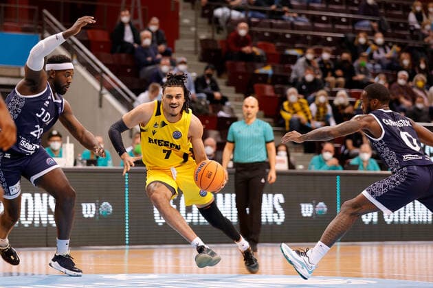 Ludwigsburg , Basketball Champions League MHP Riesen Ludwigsburg vs JDA Dijon , from left Gavin Ware Dijon Jonathan Bähre Riesen Khadeen Carrington Dijon