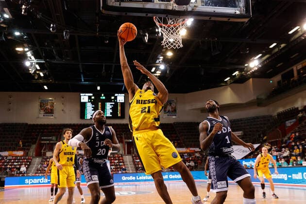Ludwigsburg , Basketball Champions League MHP Riesen Ludwigsburg vs JDA Dijon , from left Gavin Ware Dijon Tremmel Darden Riesen Rashard Kelly Dijon