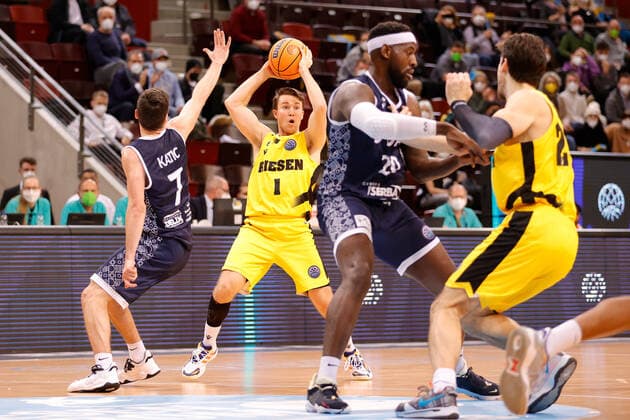 Ludwigsburg , Basketball Champions League MHP Riesen Ludwigsburg vs JDA Dijon , from left Toni Katic Dijon Jordan Hulls Giants Gavin Ware Dijon