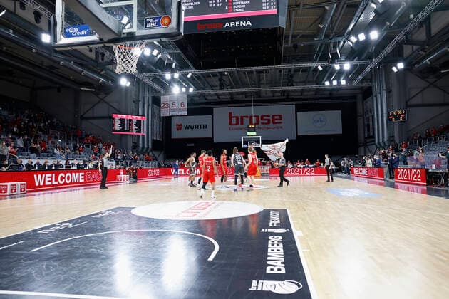 26 01 2022, Basketball, BBL, Hauptrunde, Brose Bamberg s Oliver Wuerzburg, GER, Bamberg, Brose Arena Bild v li Through his special permission 1500 spectators were allowed into the hall Copyright: HMBxMedia xHeikoxBecker