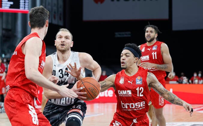 26 01 2022, Basketball, BBL, Hauptrunde, Brose Bamberg s Oliver Wuerzburg, GER, Bamberg, Brose Arena Picture from left Omar Prewitt Brose Bamberg , Felix Hoffmann s Oliver Wuerzburg and Justin Robinson Brose Bamberg Copyright: HMBxMedia xHeikoxBecker