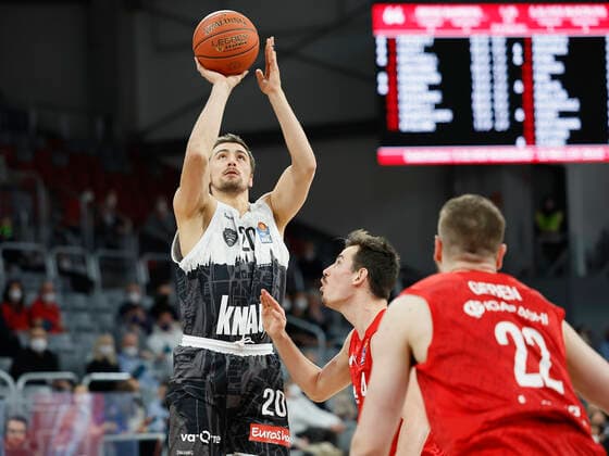 26 01 2022, Basketball, BBL, Hauptrunde, Brose Bamberg s Oliver Wuerzburg, GER, Bamberg, Brose Arena Picture from left Julian Albus s Oliver Wuerzburg , Omar Prewitt Brose Bamberg and Martinas Geben Brose Bamberg Copyright: HMBxMedia xHeikoxBecker