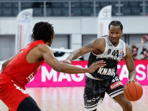 26 01 2022, Basketball, BBL, Hauptrunde, Brose Bamberg s Oliver Wuerzburg, GER, Bamberg, Brose Arena Picture from left Akil Mitchell Brose Bamberg and William Buford s Oliver Wuerzburg Copyright: HMBxMedia xHeikoxBecker