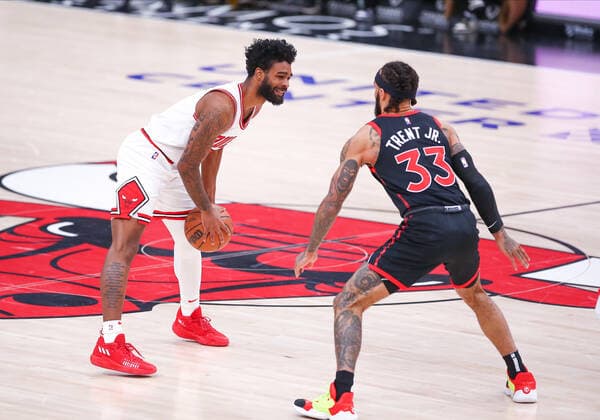 CHICAGO, IL - JANUARY 26: Chicago Bulls Guard Coby White (0) is defended by Toronto Raptors Guard Gary Trent Jr. (33) during a NBA, Basketball Herren, USA game between the Toronto Raptors and the Chicago Bulls on January 26, 2022 at the United Center in Chicago, IL. (Photo by Melissa Tamez Icon Sportswire) NBA: JAN 26 Raptors at Bulls Icon22012608