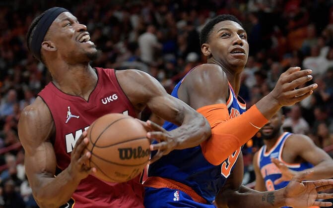 January 26, 2022: The Miami Heat s Jimmy Butler, left, drives against the New York Knicks RJ Barrett during the first half at FTX Arena on Wednesday, Jan. 26, 2022, in Miami. The Heat won, 110-96. - ZUMAm67_ 20220126_zaf_m67_015 Copyright: xMichaelxLaughlinx