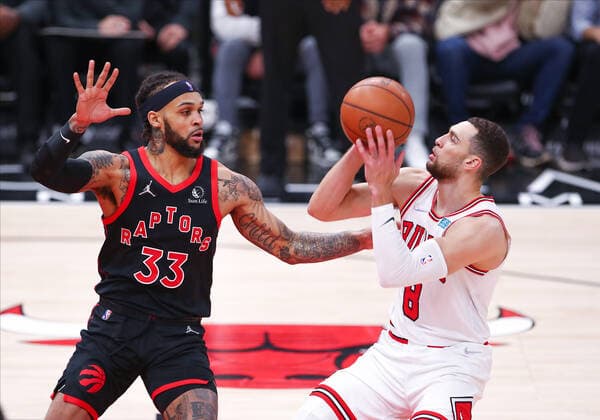 CHICAGO, IL - JANUARY 26: Toronto Raptors Guard Gary Trent Jr. (33) guards Chicago Bulls Guard Zach LaVine (8) during a NBA, Basketball Herren, USA game between the Toronto Raptors and the Chicago Bulls on January 26, 2022 at the United Center in Chicago, IL. (Photo by Melissa Tamez Icon Sportswire) NBA: JAN 26 Raptors at Bulls Icon22012620