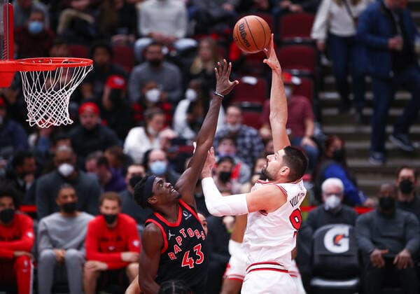 CHICAGO, IL - JANUARY 26: Chicago Bulls Center Nikola Vucevic (9) shoots the ball over Toronto Raptors Forward Pascal Siakam (43) during a NBA, Basketball Herren, USA game between the Toronto Raptors and the Chicago Bulls on January 26, 2022 at the United Center in Chicago, IL. (Photo by Melissa Tamez Icon Sportswire) NBA: JAN 26 Raptors at Bulls Icon22012624