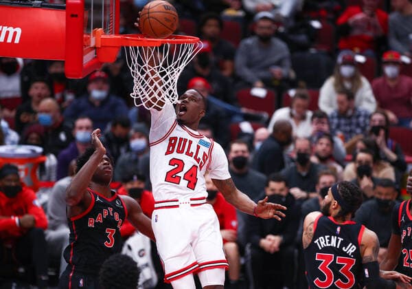 Sport Themen der Woche KW04 Sport Bilder des Tages CHICAGO, IL - JANUARY 26: Chicago Bulls Forward Javonte Green (24) slam dunks the ball during a NBA, Basketball Herren, USA game between the Toronto Raptors and the Chicago Bulls on January 26, 2022 at the United Center in Chicago, IL. (Photo by Melissa Tamez Icon Sportswire) NBA: JAN 26 Raptors at Bulls Icon22012627