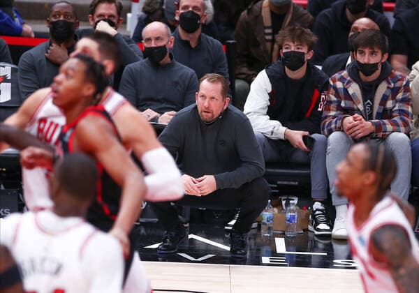 CHICAGO, IL - JANUARY 26: Toronto Raptors Head Coach Nick Nurse looks on during a NBA, Basketball Herren, USA game between the Toronto Raptors and the Chicago Bulls on January 26, 2022 at the United Center in Chicago, IL. (Photo by Melissa Tamez Icon Sportswire) NBA: JAN 26 Raptors at Bulls Icon22012637