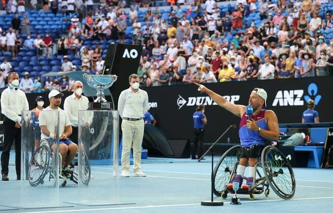 Mandatory Credit: Photo by Ella Ling Shutterstock (12773761cf) Dylan Alcott addresses the crowd his final competitive match Australian Open, Day Eleven, Tennis, Melbourne Park, Melbourne, Australia - 27 Jan 2022 Australian Open, Day Eleven, Tennis, Melbourne Park, Melbourne, Australia - 27 Jan 2022 Copyright: xEllaxLing Shutterstockx 12773761cf