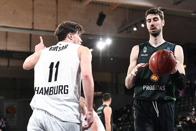 Basketball I men I 2021 2022 season I Eurocup I 11 matchday I Hamburg Towers Joventut Badalona I 26 01 2022 Maik Kotsar 11, center, Hamburg Towers shows ANTE TOMIC 88, JOVENTUT BADALONA where to go Hamburg edel optics de Arena Hamburg Germany Copyright: xLobeca AndreasxHannigx