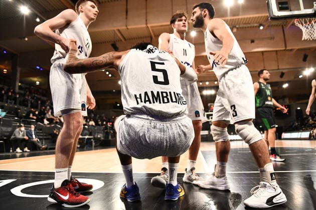 Basketball I Men I 2021 2022 Season I Eurocup I 11 Matchday I Hamburg Towers Joventut Badalona I 26 01 2022 Caleb Homesley 5, Shooting Guard, Hamburg Towers is supported by his team Maik Kotsar 11, Center, Hamburg Towers , Justus Hollatz 21, Point Guard, Hamburg Towers and Maximilian DiLeo 3, Shooting Guard, Hamburg Towers Hamburg edel optics de Arena Hamburg Germany Copyright: xLobeca AndreasxHannigx