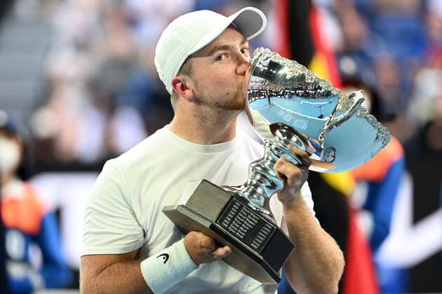 TENNIS AUSTRALIAN OPEN, Sam Schroder of The Netherlands kisses the trophy after winning the Men?s quad wheelchair singles final against Dylan Alcott of Australia on Day 11 of the Australian Open, at Melbourne Park, in Melbourne, Thursday, January 27, 2022. ( NO ARCHIVING, EDITORIAL USE ONLY, NO USE IN BOOKS WITHOUT CONSENT MELBOURNE VIC AUSTRALIA  Copyright: xDAVExHUNTx 20220127001617531629