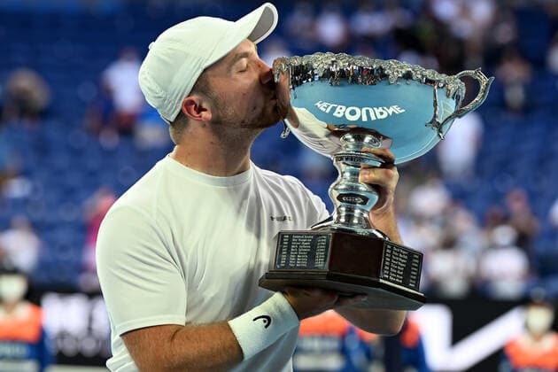 TENNIS AUSTRALIAN OPEN, Sam Schroder of The Netherlands lifts the trophy after winning the Men?s quad wheelchair singles final against Dylan Alcott of Australia on Day 11 of the Australian Open, at Melbourne Park, in Melbourne, Thursday, January 27, 2022. ( NO ARCHIVING, EDITORIAL USE ONLY, NO USE IN BOOKS WITHOUT CONSENT MELBOURNE VIC AUSTRALIA  Copyright: xDAVExHUNTx 20220127001617531660