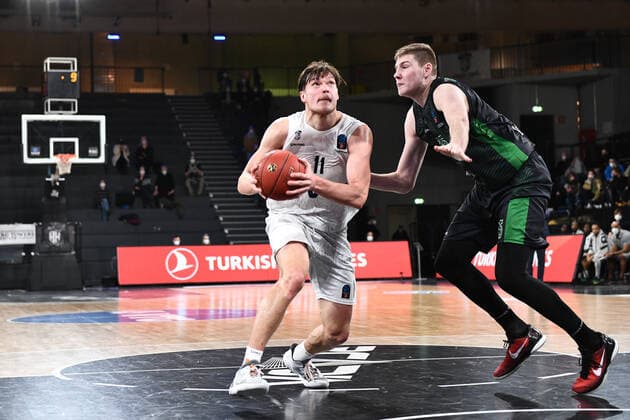 Basketball I Men I Season 2021 2022 I Eurocup I 11 Matchday I Hamburg Towers Joventut Badalona I 26 01 2022 Maik Kotsar 11, Center, Hamburg Towers vs SIMON BIRGANDER 35, JOVENTUT BADALONA Hamburg edel optics de Arena Hamburg Germany Copyright: xLobeca AndreasxHannigx