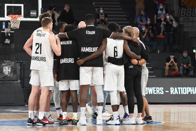 Basketball I men I season 2021 2022 I Eurocup I 11 matchday I Hamburg Towers Joventut Badalona I 26 01 2022 team circle Hamburg Towers after the game Hamburg edel optics de Arena Hamburg Germany Copyright: xLobeca AndreasxHannigx