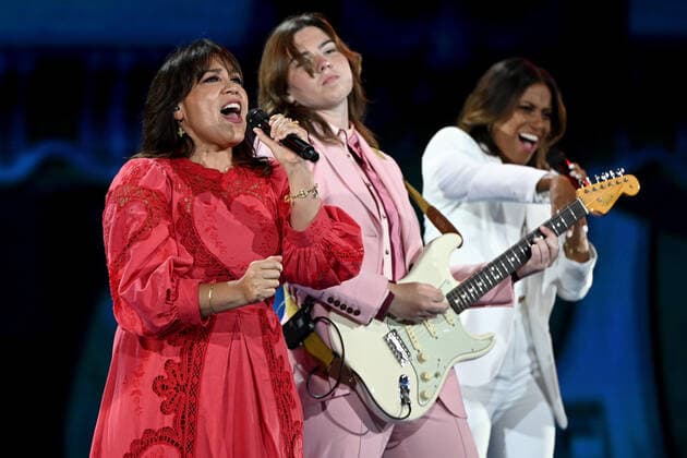 TENNIS AUSTRALIAN OPEN, Kate Ceberano (left) performs ahead of the Women?s singles semifinal between Ashleigh Barty of Australia and Madison Keys of the USA on Day 11 of the Australian Open, at Melbourne Park, in Melbourne, Thursday, January 27, 2022. ( NO ARCHIVING, EDITORIAL USE ONLY, NO USE IN BOOKS WITHOUT CONSENT MELBOURNE VIC AUSTRALIA  Copyright: xDAVExHUNTx 20220127001617534201