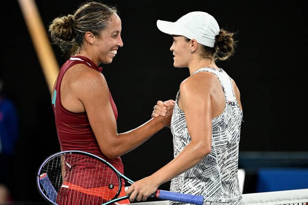 TENNIS AUSTRALIAN OPEN, Madison Keys of the USA (left) shakes hands with Ashleigh Barty of Australia following their Women?s singles semifinal on Day 11 of the Australian Open, at Melbourne Park, in Melbourne, Thursday, January 27, 2022. ( NO ARCHIVING, EDITORIAL USE ONLY, NO USE IN BOOKS WITHOUT CONSENT MELBOURNE VIC AUSTRALIA  Copyright: xDAVExHUNTx 20220127001617546633