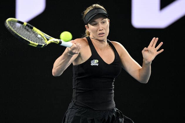 TENNIS AUSTRALIAN OPEN, Danielle Collins of the USA plays a shot during her Women?s singles semifinal against Iga Swiatek of Poland on Day 11 of the Australian Open, at Melbourne Park, in Melbourne, Thursday, January 27, 2022. ( NO ARCHIVING, EDITORIAL USE ONLY, NO USE IN BOOKS WITHOUT CONSENT MELBOURNE VIC AUSTRALIA  Copyright: xDAVExHUNTx 20220127001617556666