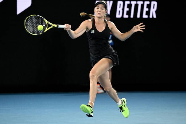 TENNIS AUSTRALIAN OPEN, Danielle Collins of the USA plays a shot during her Women?s singles semifinal against Iga Swiatek of Poland on Day 11 of the Australian Open, at Melbourne Park, in Melbourne, Thursday, January 27, 2022. ( NO ARCHIVING, EDITORIAL USE ONLY, NO USE IN BOOKS WITHOUT CONSENT MELBOURNE VIC AUSTRALIA  Copyright: xDAVExHUNTx 20220127001617557680