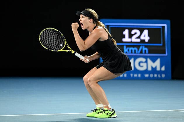 TENNIS AUSTRALIAN OPEN, Danielle Collins of the USA gestures after winning the first set during her Women?s singles semifinal against Iga Swiatek of Poland on Day 11 of the Australian Open, at Melbourne Park, in Melbourne, Thursday, January 27, 2022. ( NO ARCHIVING, EDITORIAL USE ONLY, NO USE IN BOOKS WITHOUT CONSENT MELBOURNE VIC AUSTRALIA  Copyright: xDAVExHUNTx 20220127001617564513