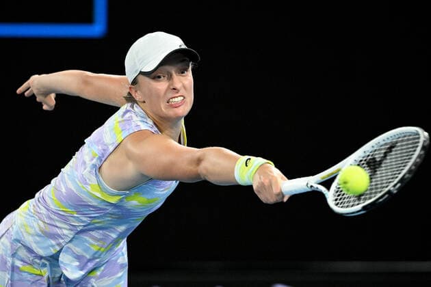 TENNIS AUSTRALIAN OPEN, Iga Swiatek of Poland plays a shot during her Women?s singles semifinal against Danielle Collins of the USA on Day 11 of the Australian Open, at Melbourne Park, in Melbourne, Thursday, January 27, 2022. ( NO ARCHIVING, EDITORIAL USE ONLY, NO USE IN BOOKS WITHOUT CONSENT MELBOURNE VIC AUSTRALIA  Copyright: xDAVExHUNTx 20220127001617569186