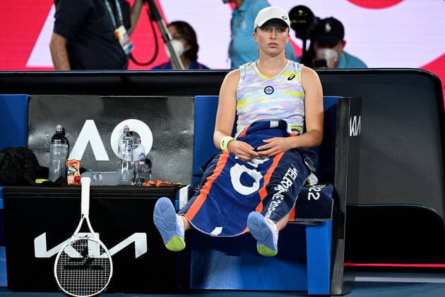 TENNIS AUSTRALIAN OPEN, Iga Swiatek of Poland sits in a break during her Women?s singles semifinal against Danielle Collins of the USA on Day 11 of the Australian Open, at Melbourne Park, in Melbourne, Thursday, January 27, 2022. ( NO ARCHIVING, EDITORIAL USE ONLY, NO USE IN BOOKS WITHOUT CONSENT MELBOURNE VIC AUSTRALIA  Copyright: xDAVExHUNTx 20220127001617569294